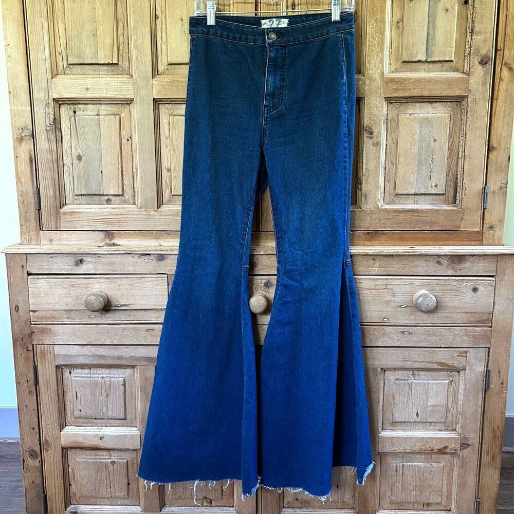 We The Free 27 Jeans Dark Wash Blue Denim High Rise Flare Button Zip Bellbottom‎